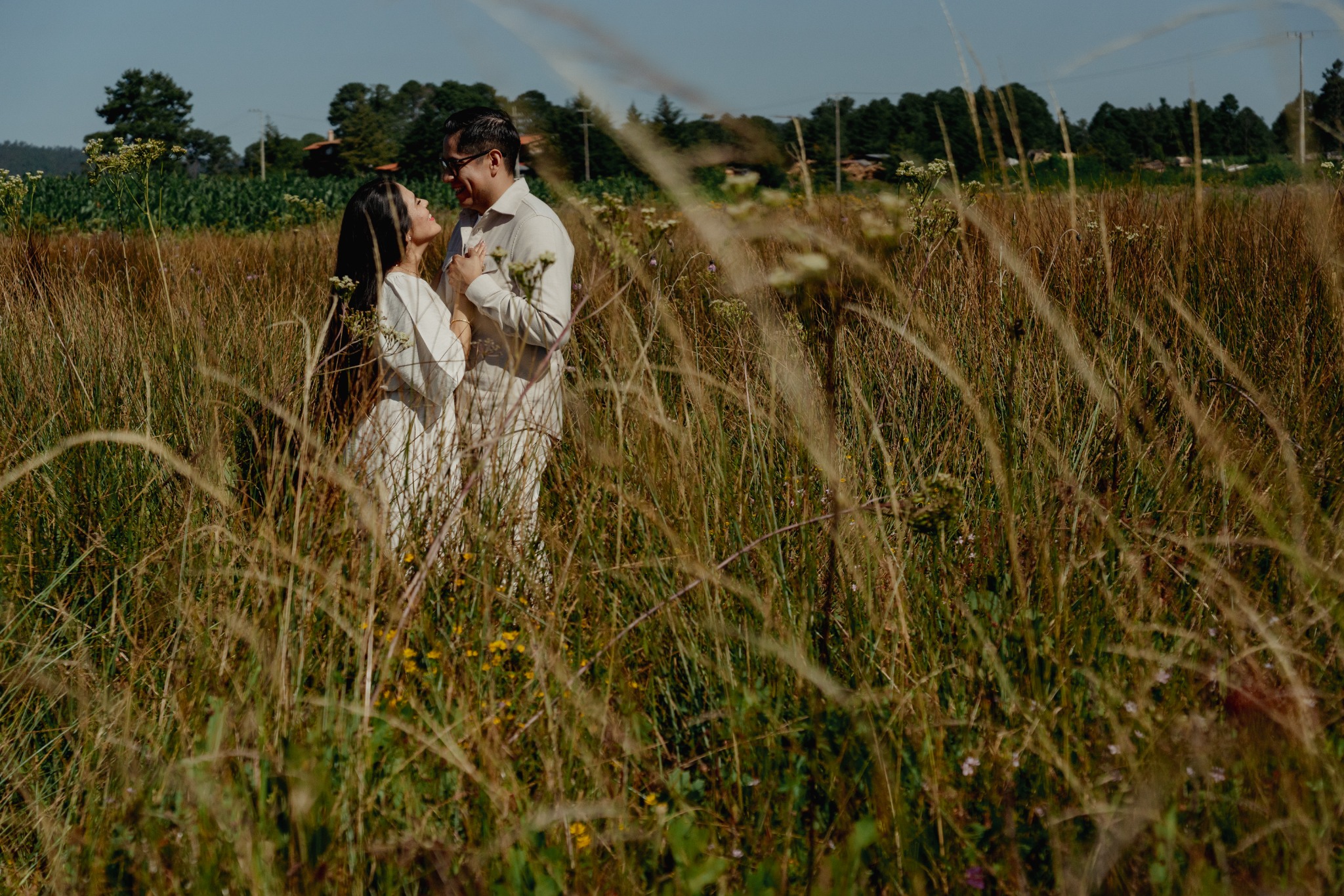 Rosa María y Joacim entre el campo
