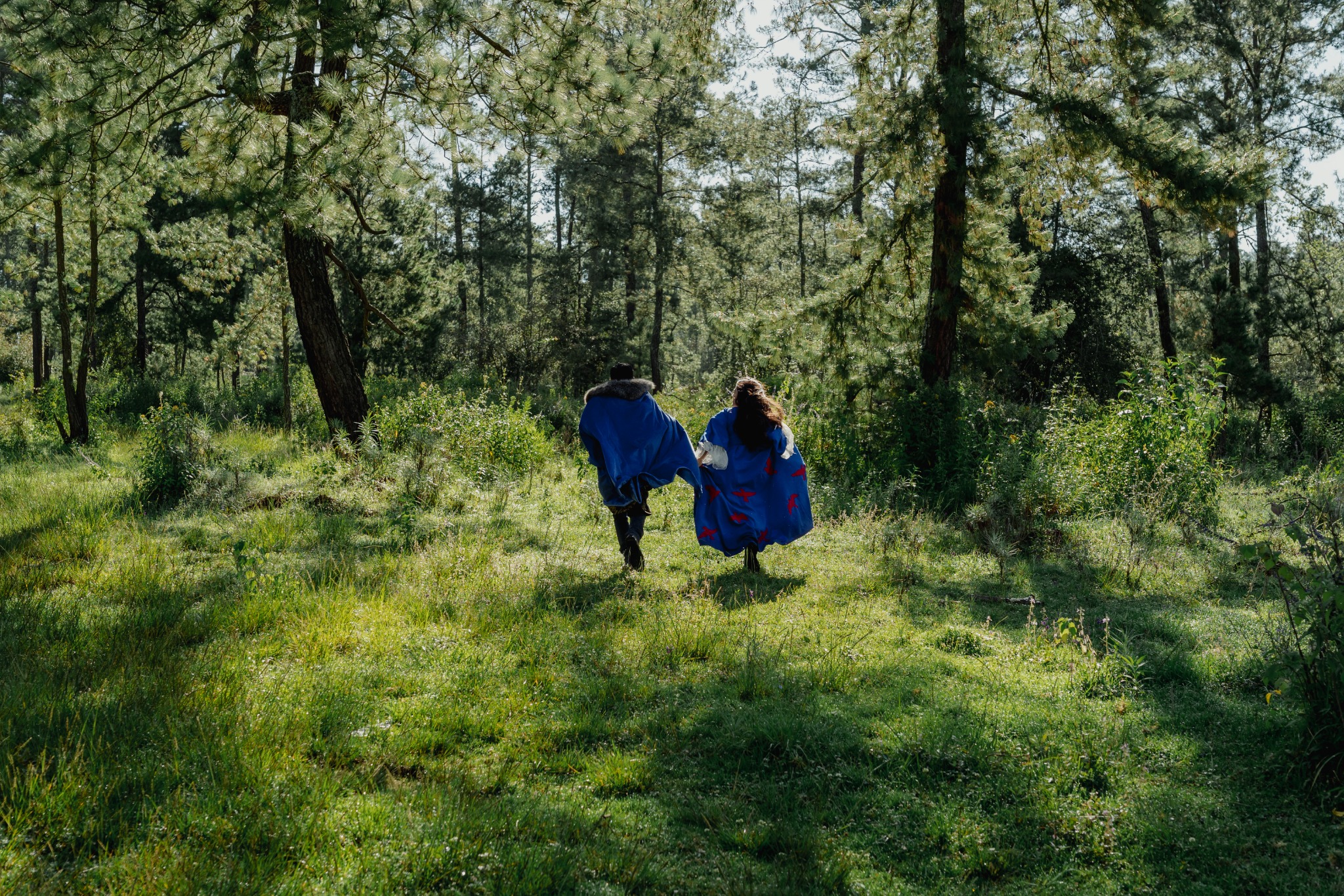 Rosa María y Joacim corriendo en el bosque
