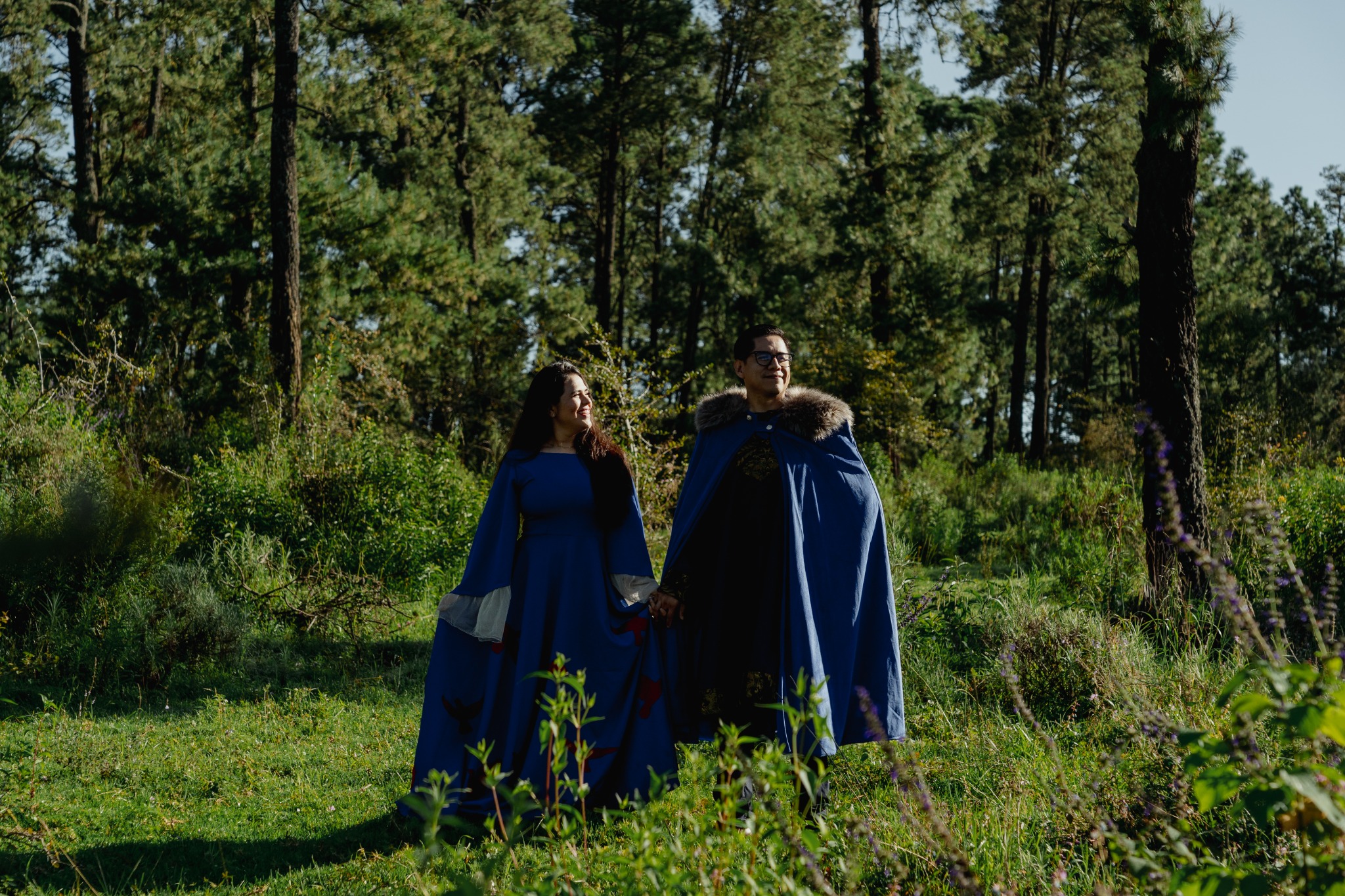 Rosa María y Joacim de la mano en el bosque